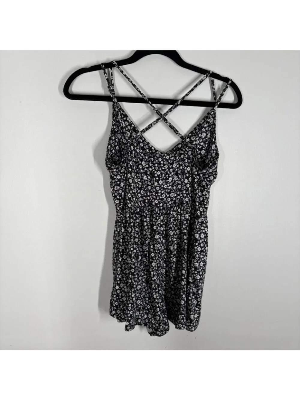 Urban Outfitters Women S Black White Floral Strappy V-Neck Sherri Romper NWT